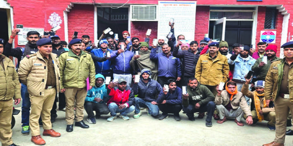 ऑपरेशन रिकवरी के तहत पुलिस ने खोए मोबाइल लौटाए