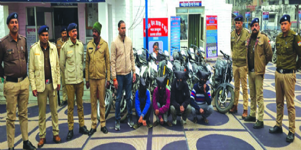 चोरी की 14 बाइक के साथ