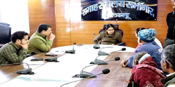 जनता दरबार में विधवा महिला को राशन नहीं मिलने पर उपायुक्‍त हुईं नाराज