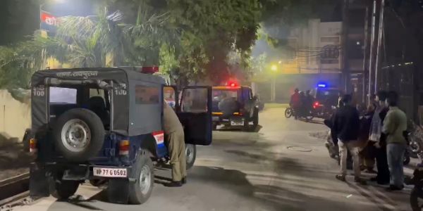 दबंगों ने घर पर पथराव कर की तीन राउंड हवाई फायरिंग, इलाके में दहशत