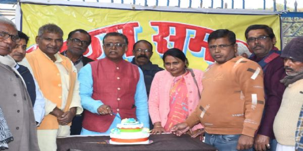 वैश्य समाज के कार्यालय में केक काटकर मनाया गया आठवां स्थापना दिवस समारोह