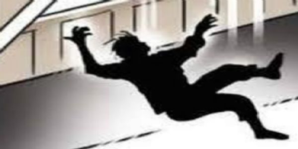 निर्माणाधीन बिल्डिंग से गिरकर लैब टेक्नीशियन की मौत