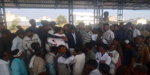 राजगढ़ः मंडी में प्याज के कम दामों को लेकर किसानों ने किया विरोध