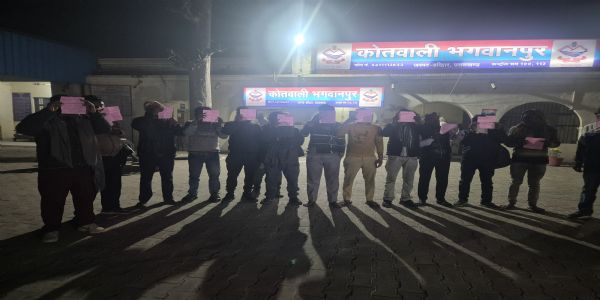 सड़क किनारे छलका रहे थे जाम,पुलिस ने 19 को लिया हिरासत में