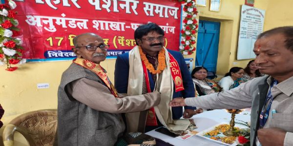 पेंशनर समाज ने स्थापना दिवस पर बुजुर्ग पेंशनरों को किया सम्मानित