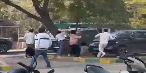 एमडीयू में दो गुटो में खूनी संघर्ष,गाड़ी से युवकों को कुचलने का प्रयास