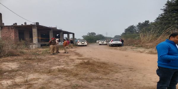 लालड़ू के पास मुठभेड़ के बाद जांच करती पुलिस लालड़ू के पास मुठभेड़ के बाद जांच करती पुलिस