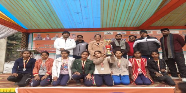 विजय टीम के साथ आयोजक मंडल के सदस्य व मुख्य अतिथि