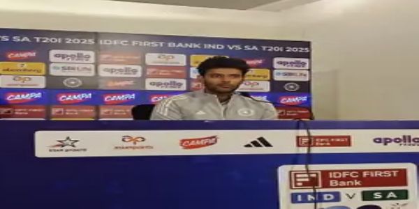 प्रेस कांफ्रेंस में पत्रकारों से बात करते हुए भारतीय ऑलराउंडर शिवम दुबे