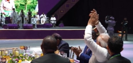 वंदे मातरम गाते इथोपियाई गायकों का अभिवादन करते प्रधानमंत्री मोदी