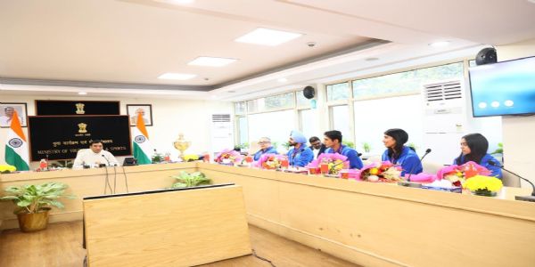 खेलमंत्री मनसुख मांडविया खिलाड़ियों से बात करते हुए