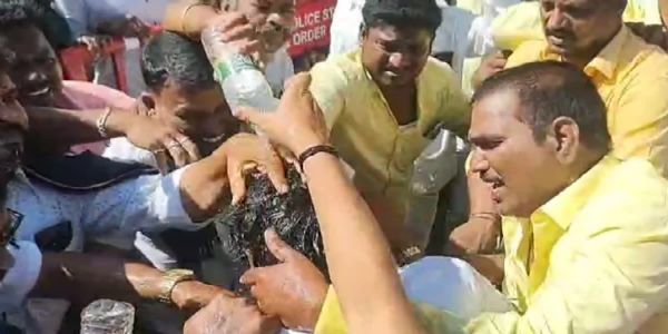 पीएमके जाति जनगणना विरोध प्रदर्शन में युवक ने खुद को आग लगाने का प्रयास किया, जिससे अफरातफरी मच गई।