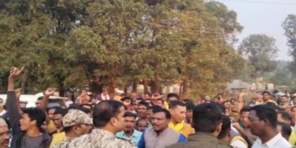 धर्मांतरित व्यक्ति के अंतिम संस्कार को लेकर आक्रोशित ग्रामीणों की भीड़