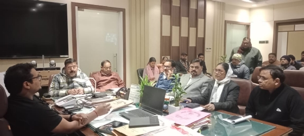 स्वास्थ्य विभाग समीक्षा बैठक में सफाई व्यवस्था पर चर्चा करते अधिकारी। स्वास्थ्य विभाग समीक्षा बैठक में सफाई व्यवस्था पर चर्चा करते अधिकारी।