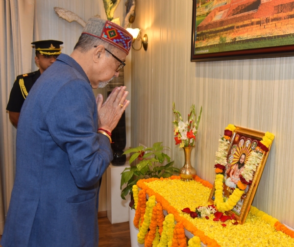 संत बाबा गुरु घासीदास के छायाचित्र पर पुष्पांजलि अर्पित करते हुए राज्यपाल रमेन डेका संत बाबा गुरु घासीदास के छायाचित्र पर पुष्पांजलि अर्पित करते हुए राज्यपाल रमेन डेका