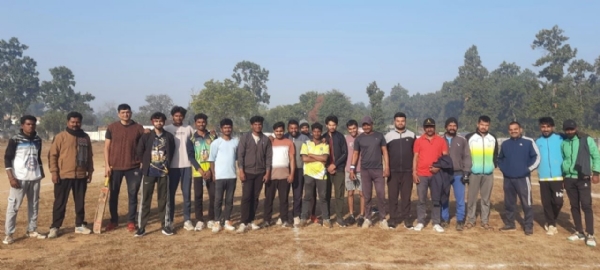 समूह में खड़े हुए युवा। समूह में खड़े हुए युवा।