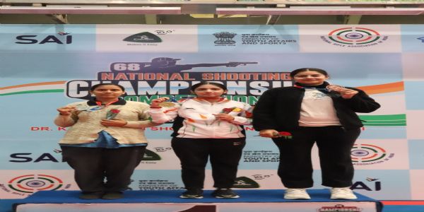(बाएं से दाएं): 10मीटर एयर पिस्टल स्पर्धा में सीनियर मेडल विजेता मीनू पाठक, केतन मलिक और सुरभि राव