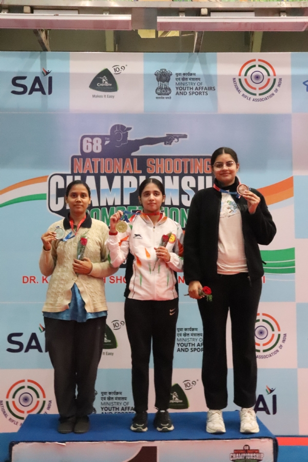 (बाएं से दाएं): 10मीटर एयर पिस्टल स्पर्धा में सीनियर मेडल विजेता मीनू पाठक, केतन मलिक और सुरभि राव (बाएं से दाएं): 10मीटर एयर पिस्टल स्पर्धा में सीनियर मेडल विजेता मीनू पाठक, केतन मलिक और सुरभि राव