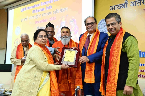 रामायण रत्न पुरस्कार लेते स्वर्गीय महावीर अग्रवाल की पत्नी रामायण रत्न पुरस्कार लेते स्वर्गीय महावीर अग्रवाल की पत्नी