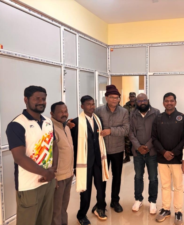 युवा कांग्रेस जिलाध्यक्ष ने झोंगो पाहन से की मुलाकात, कल्याण मंत्री ने किया सम्मानित युवा कांग्रेस जिलाध्यक्ष ने झोंगो पाहन से की मुलाकात, कल्याण मंत्री ने किया सम्मानित