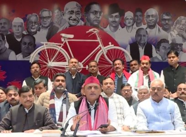 सपा अध्यक्ष अखिलेश यादव पत्रकारों से बात करते हुए। सपा अध्यक्ष अखिलेश यादव पत्रकारों से बात करते हुए।