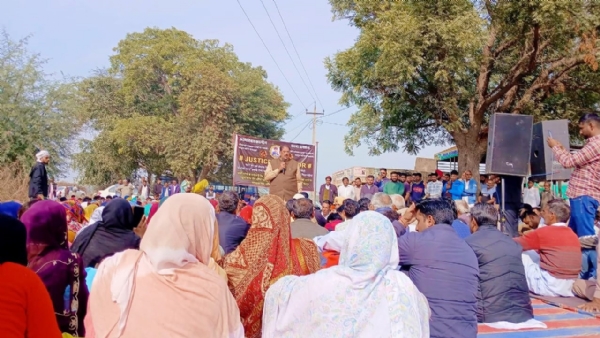 आरोपियों के खिलाफ कार्रवाई की मांग को लेकर धरने पर बैठे परिजन। आरोपियों के खिलाफ कार्रवाई की मांग को लेकर धरने पर बैठे परिजन।