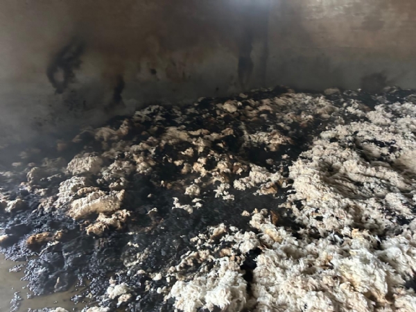 आग से फैक्टरी में रखी जली हुई रूई। आग से फैक्टरी में रखी जली हुई रूई।