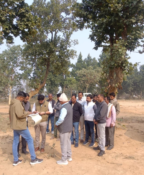 कलेक्टर राजेंद्र कटारा और वनमंडलाधिकारी आलोक बाजपेई कलेक्टर राजेंद्र कटारा और वनमंडलाधिकारी आलोक बाजपेई