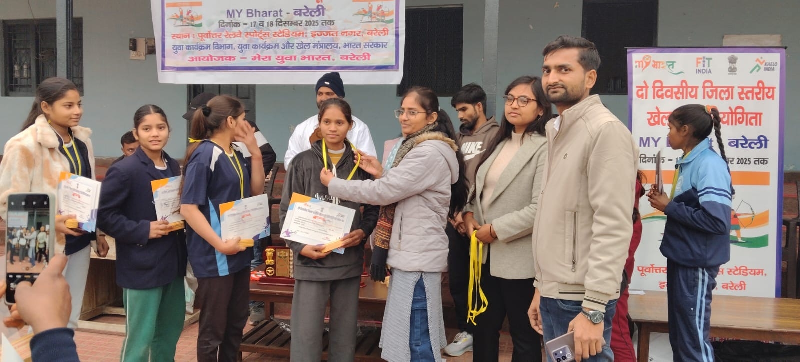 रेलवे स्पोर्ट्स स्टेडियम, इज्जतनगर में आयोजित जिला स्तरीय खेलकूद प्रतियोगिता में विजेता खिलाड़ियों को पुरस्कार प्रदान करतीं जिला पंचायत अध्यक्ष रश्मि पटेल, साथ में आयोजन समिति के पदाधिकारी।