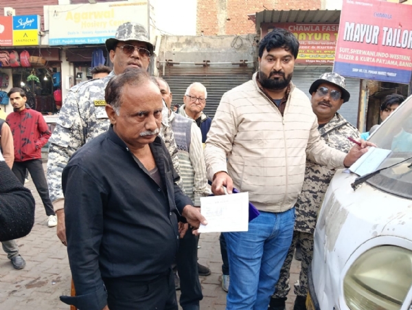 नगर निगम का बुलडोजर जिला अस्पताल रोड पर अवैध अतिक्रमण हटाते हुए, दुकानदार सामान समेटते नजर आए। नगर निगम का बुलडोजर जिला अस्पताल रोड पर अवैध अतिक्रमण हटाते हुए, दुकानदार सामान समेटते नजर आए।