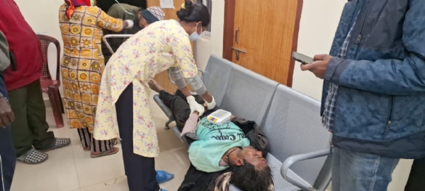 डाक्टर की अनुपस्थिति में इलाज करती नर्स डाक्टर की अनुपस्थिति में इलाज करती नर्स