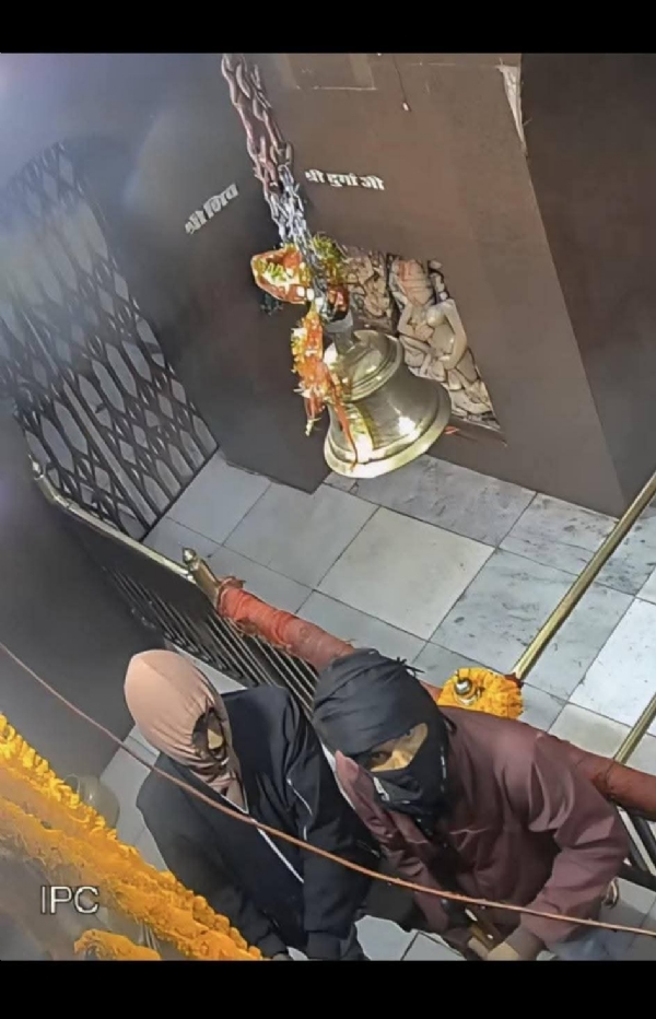 थावे भवानी मंदिर में चोरी, माता का स्वर्ण मुकुट व चांदी के आभूषण सहित दानपेटी ले उड़े चोर थावे भवानी मंदिर में चोरी, माता का स्वर्ण मुकुट व चांदी के आभूषण सहित दानपेटी ले उड़े चोर