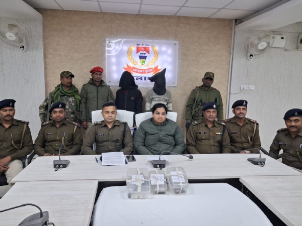 गिरफ्तार आरोपी एवं जानकारी देती एसपी रीष्मा रमेशन गिरफ्तार आरोपी एवं जानकारी देती एसपी रीष्मा रमेशन