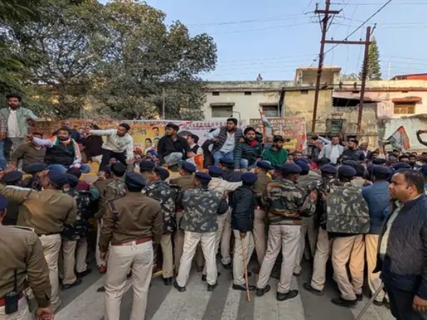 पुलिस ने प्रदर्शनकारियों को रोका पुलिस ने प्रदर्शनकारियों को रोका