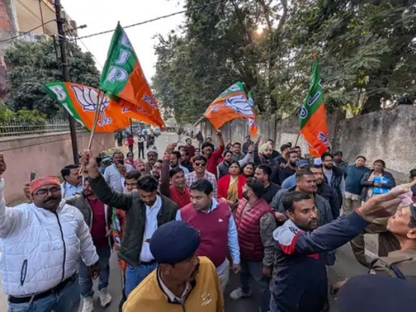 भाजपाइयों ने की भी नारेबाजी भाजपाइयों ने की भी नारेबाजी