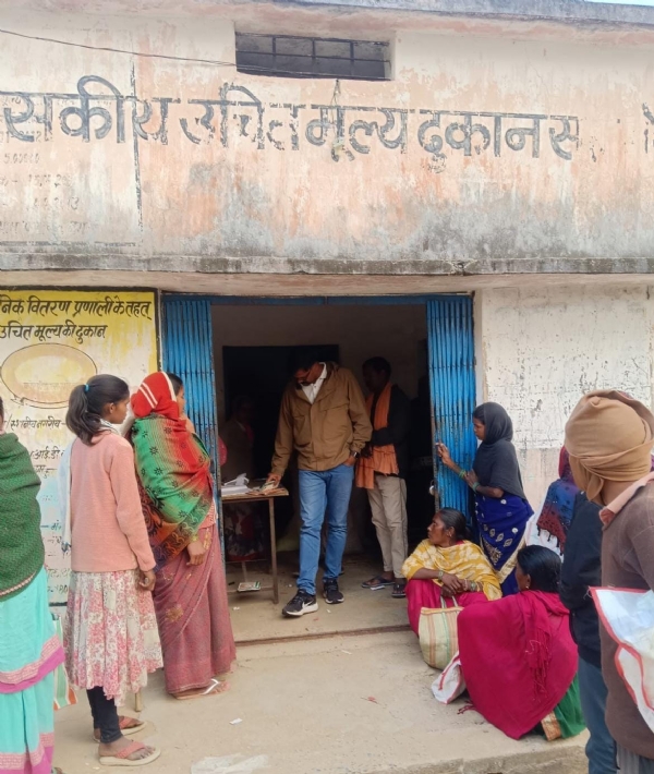 निरीक्षण के दौरान कलेक्टर निरीक्षण के दौरान कलेक्टर