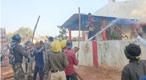 चर्च में लगी आग को बुझाते पुलिस कर्मी चर्च में लगी आग को बुझाते पुलिस कर्मी