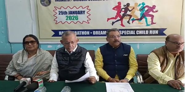 पत्रकार को संबोधित करते मेयर गौतम देव और अन्य अधिकारी