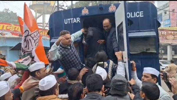 प्रदर्शन कर रहे कांग्रेसियों को गिरफ्तार कर गाड़ी में भरती पुलिस प्रदर्शन कर रहे कांग्रेसियों को गिरफ्तार कर गाड़ी में भरती पुलिस