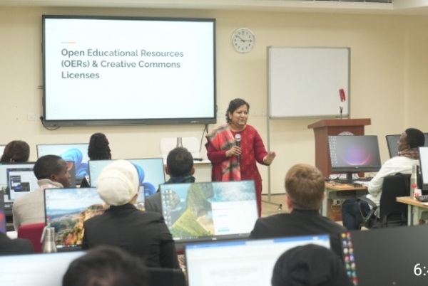 डॉ दीप्ति विषय रखती हुई डॉ दीप्ति विषय रखती हुई