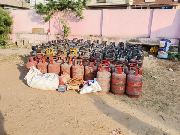 अवैध गैस रिफिलिंग कारोबार का किया भंडाफोड़ अवैध गैस रिफिलिंग कारोबार का किया भंडाफोड़