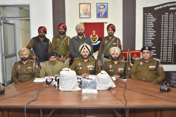 अमृतसर के पुलिस आयुक्त बरामद हेराेइन व अराेपियाें के बारे में जानकारी देते हुए अमृतसर के पुलिस आयुक्त बरामद हेराेइन व अराेपियाें के बारे में जानकारी देते हुए