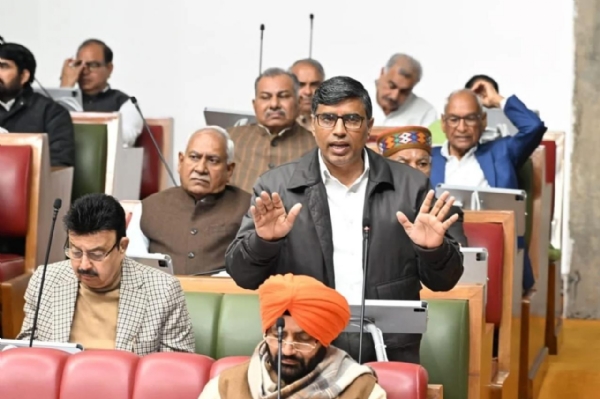 हरियाणा के शिक्षा मंत्री महिपाल ढांडा सदन में सवालों के जवाब देते हुए