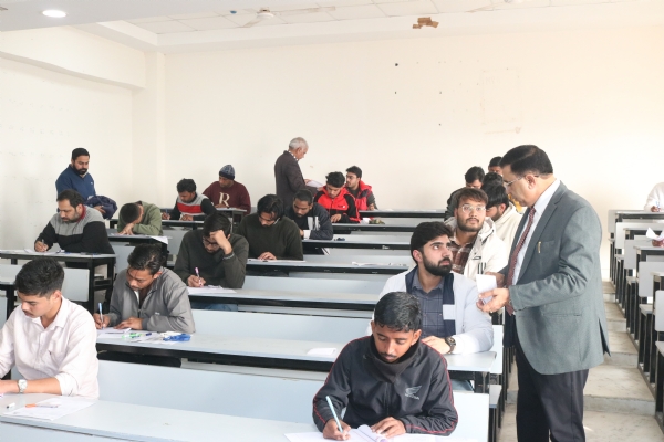 परीक्षा केंद्रों का निरीक्षण करते वीसी। परीक्षा केंद्रों का निरीक्षण करते वीसी।