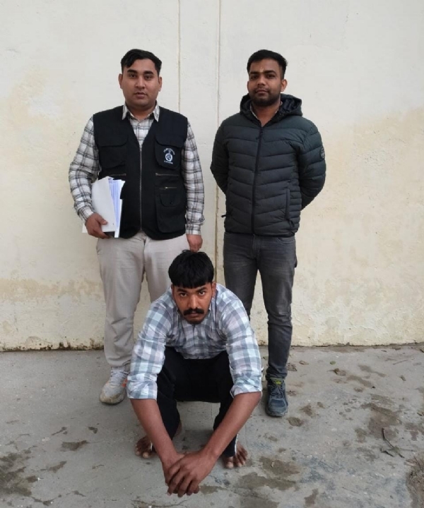 गुरुग्राम पुलिस की गिरफ्त में नशीला पदार्थ विदेश भेजने का आरोपी।