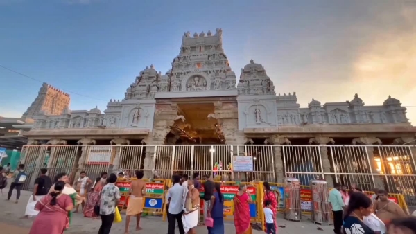 तिरुचेंदूर समुद्र में नहाने के लिए मंदिर प्रशासन ने रोक लगा दी! तिरुचेंदूर समुद्र में नहाने के लिए मंदिर प्रशासन ने रोक लगा दी!