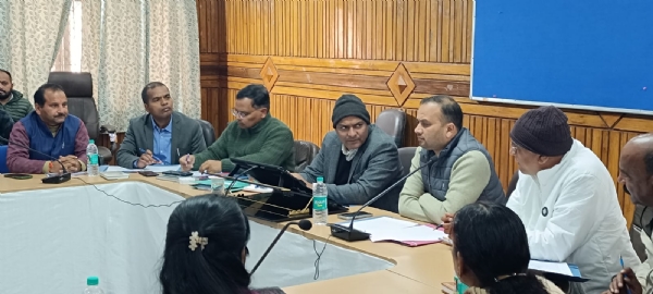 पूर्णागिरि मेले की तैयारी को लेकर बैठक लेते जिलाधिकारी एवं जनप्रतिनिधि पूर्णागिरि मेले की तैयारी को लेकर बैठक लेते जिलाधिकारी एवं जनप्रतिनिधि