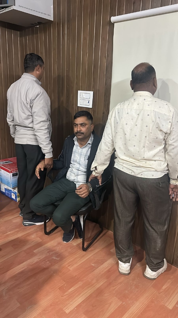 पुलिस कांस्टेबल बीस हजार रुपये की रिश्वत लेते गिरफ्तार पुलिस कांस्टेबल बीस हजार रुपये की रिश्वत लेते गिरफ्तार