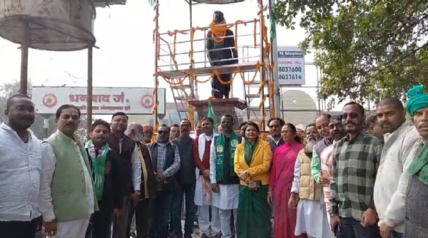 प्रतिमा के समक्ष खड़े जेएमएम नेता प्रतिमा के समक्ष खड़े जेएमएम नेता