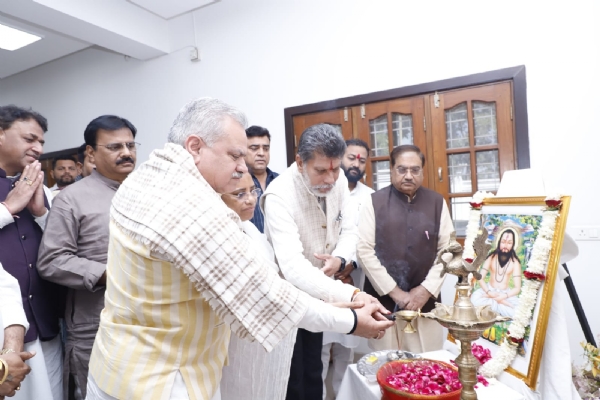 भाजपा क्षेत्रीय संगठन महामंत्री अजय जम्वाल गुरु घासीदास की छायाचित्र पर पुष्पांजलि अर्पित करते हुए भाजपा क्षेत्रीय संगठन महामंत्री अजय जम्वाल गुरु घासीदास की छायाचित्र पर पुष्पांजलि अर्पित करते हुए